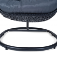 Opengewerkte, hangende maanstoel met grijs kussen