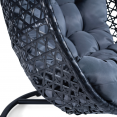 Opengewerkte, hangende maanstoel met grijs kussen