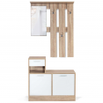 Design kleerkast van beukenhout voor de hal met spiegel en witte deuren