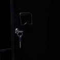 ESTER locker met zwarte metalen deur, industrieel ontwerp
