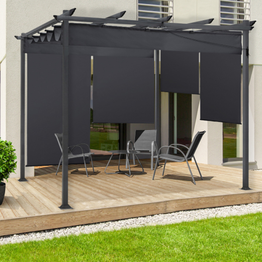 Une pergola installée sur une terrasse en bois