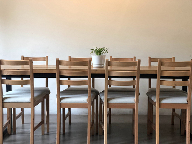 Grande table à manger contemporaine en bois