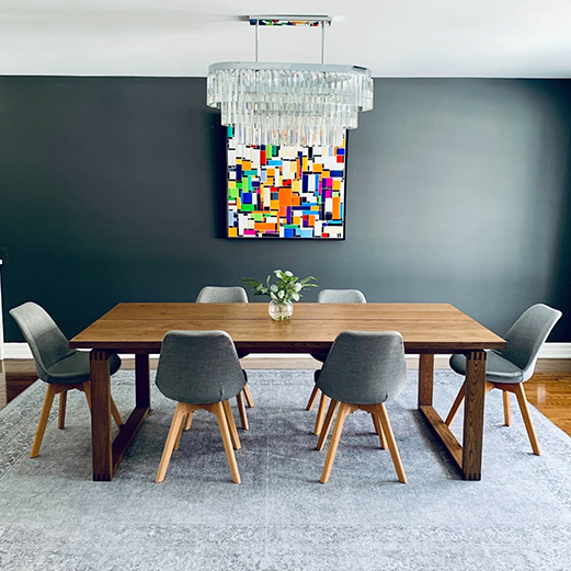 Table à manger en bois, moderne, sur grand tapis gris.