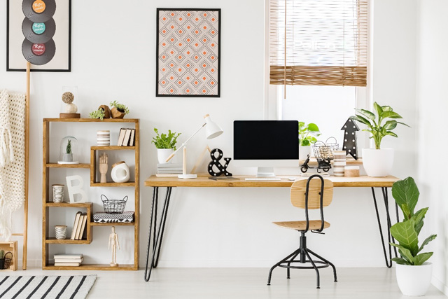 Bureau avec plateau en bois sur quatre pieds en épingle en métal