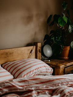 Une couette et deux oreillers dans une chambre à la lumière tamisée