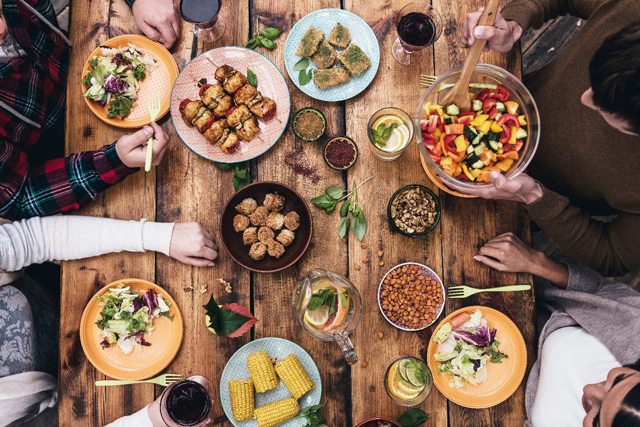 Dîner convivial autour d’une table en bois