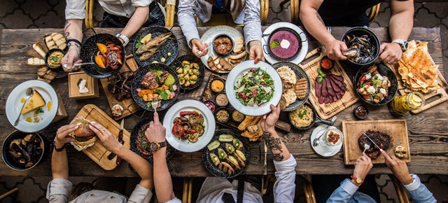 Dîner copieux sur une table à manger en bois