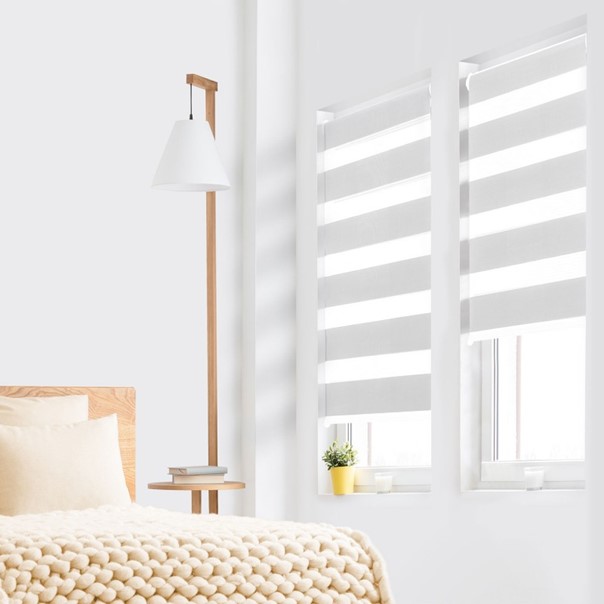 Chambre baignée de lumière avec store jour nuit blanc aux fenêtres