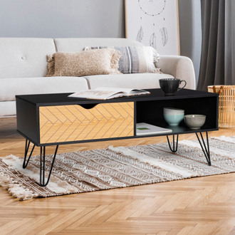Canapé blanc accompagné d’une table basse rectangulaire noire et bois, sur pieds épingles dans un style vintage
