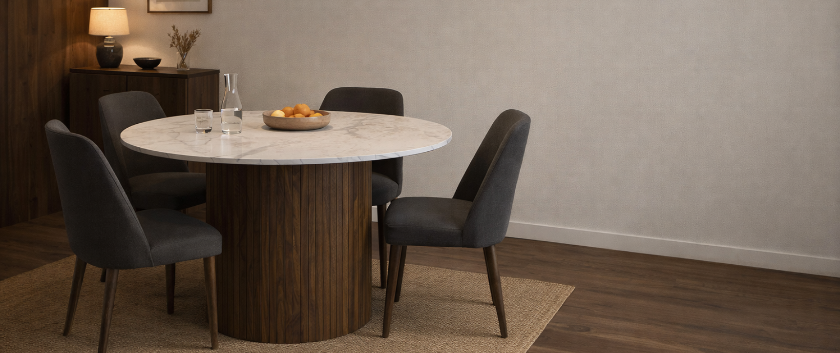 JULIETTE 6-persoons ronde eettafel met centrale poot in walnoot lamelleneffect en blad in wit marmereffect ALASKA 110 cm